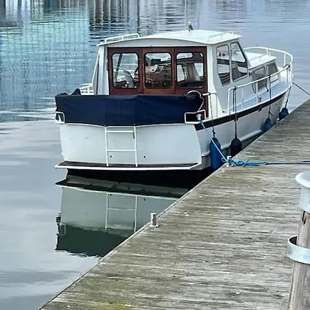Botel Suesses Motorboot - Ueberseestadt