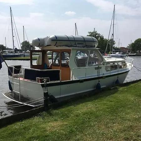 Suesses Motorboot - Ueberseestadt Botel