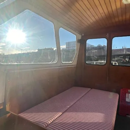 Suesses Motorboot - Ueberseestadt * Brema
