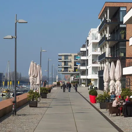 Suesses Motorboot - Ueberseestadt Hotel na wodzie