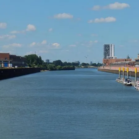Suesses Motorboot - Ueberseestadt Botel Bremen
