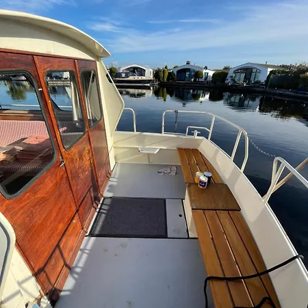 Suesses Motorboot - Ueberseestadt Botel *