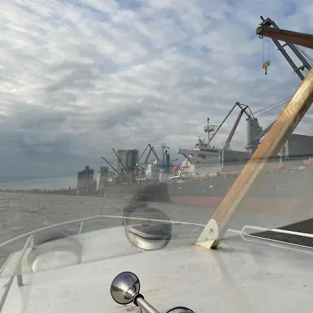 Suesses Motorboot - Ueberseestadt * Bremen