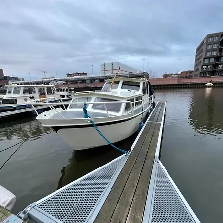 Suesses Motorboot - Ueberseestadt Botel *