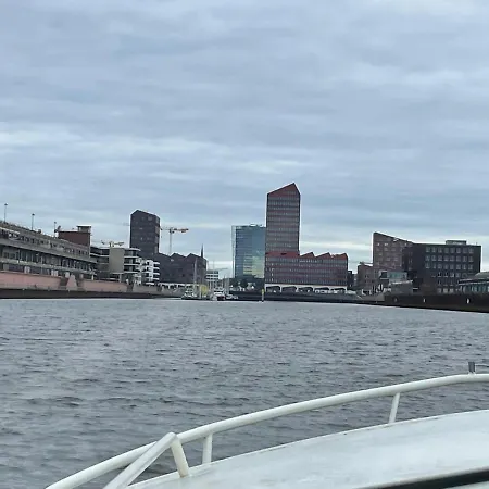 Suesses Motorboot - Ueberseestadt * Бремен