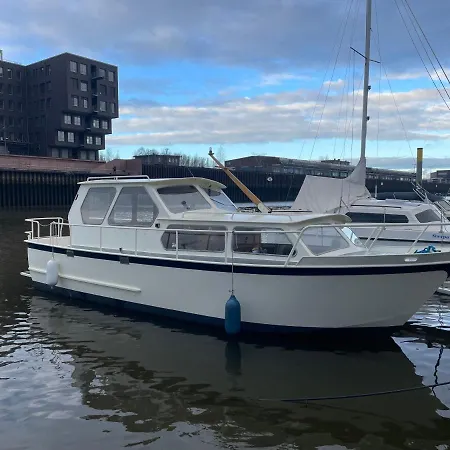 Suesses Motorboot - Ueberseestadt * Bremen