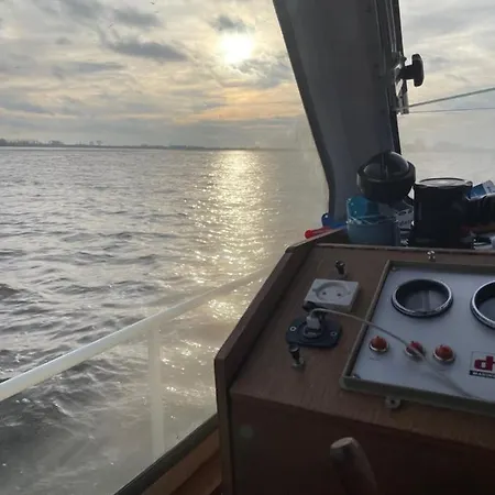 Botel Suesses Motorboot - Ueberseestadt Bremen