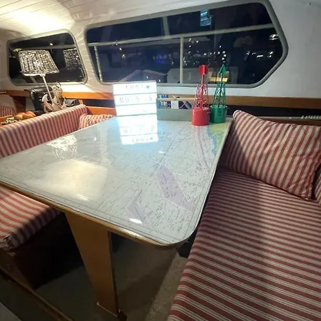 Suesses Motorboot - Ueberseestadt * Bremen