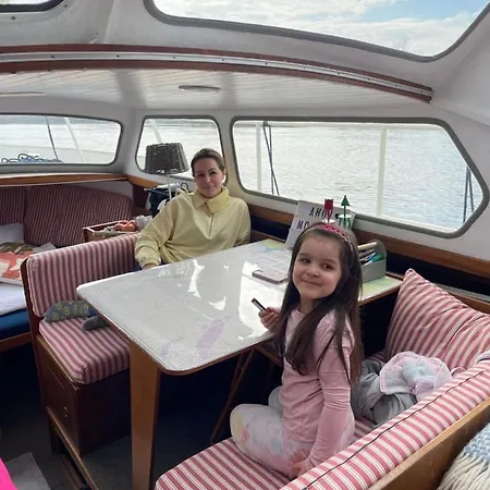 Suesses Motorboot - Ueberseestadt Botel