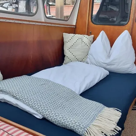 Suesses Motorboot - Ueberseestadt Botel *
