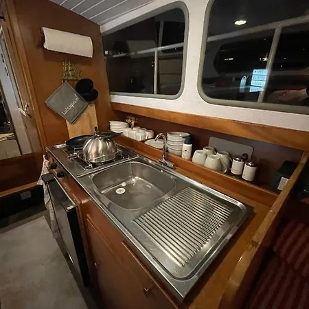 Botel Suesses Motorboot - Ueberseestadt Bremen