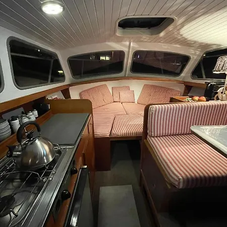 Suesses Motorboot - Ueberseestadt Botel