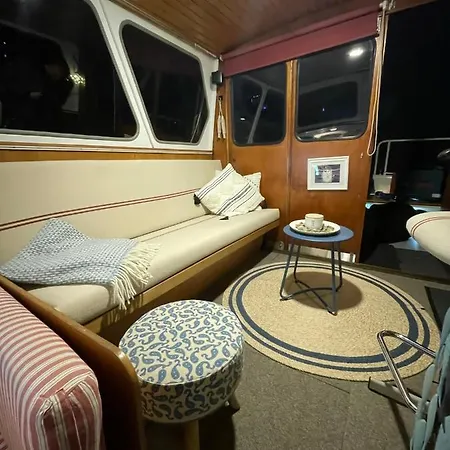 Suesses Motorboot - Ueberseestadt Botel *