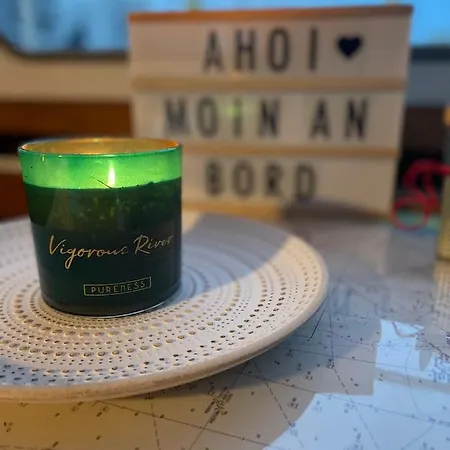 Suesses Motorboot - Ueberseestadt Бремен