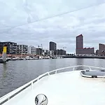 Suesses Motorboot - Ueberseestadt Botel *