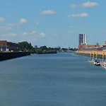 Suesses Motorboot - Ueberseestadt Botel Brémy