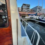 Suesses Motorboot - Ueberseestadt