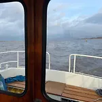 Suesses Motorboot - Ueberseestadt