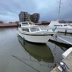 Suesses Motorboot - Ueberseestadt