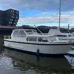 Suesses Motorboot - Ueberseestadt * Brémy