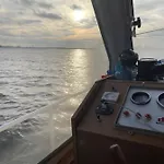 Botel Suesses Motorboot - Ueberseestadt Brémy