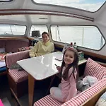 Suesses Motorboot - Ueberseestadt 船上ホテル