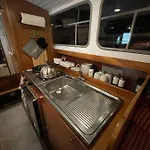 Botel Suesses Motorboot - Ueberseestadt Brémy