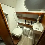 Suesses Motorboot - Ueberseestadt Botel Brémy