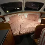 Suesses Motorboot - Ueberseestadt Brémy