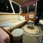 Suesses Motorboot - Ueberseestadt Botel *