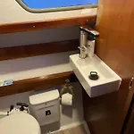 Suesses Motorboot - Ueberseestadt Botel