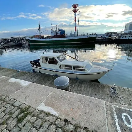 Suesses Motorboot - Ueberseestadt Båthotell Bremen