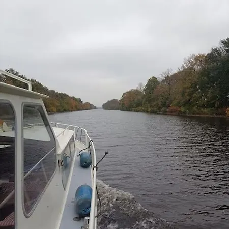 Suesses Motorboot - Ueberseestadt *