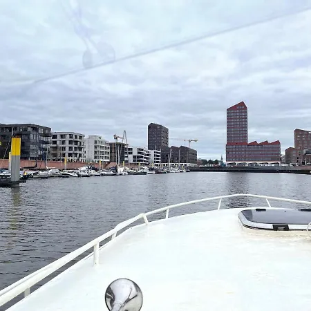 Suesses Motorboot - Ueberseestadt Båthotell *