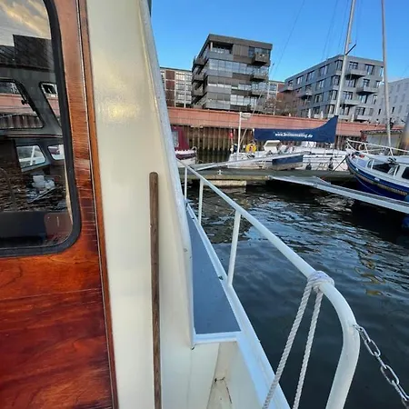 Suesses Motorboot - Ueberseestadt