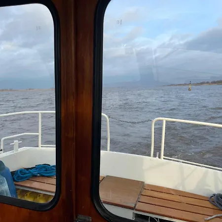 Suesses Motorboot - Ueberseestadt