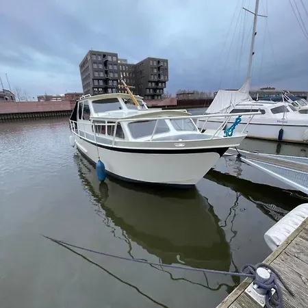 Suesses Motorboot - Ueberseestadt