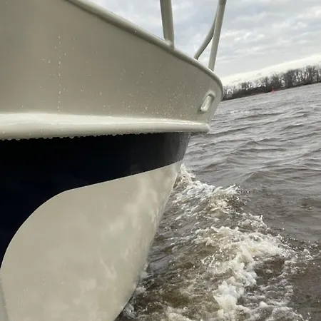 Suesses Motorboot - Ueberseestadt 船屋