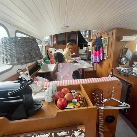 Suesses Motorboot - Ueberseestadt *