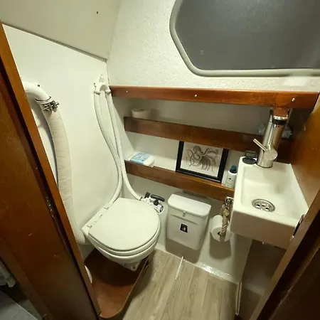 Suesses Motorboot - Ueberseestadt Båthotell Bremen