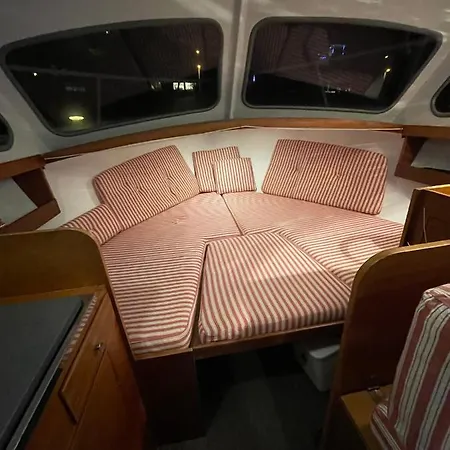 Suesses Motorboot - Ueberseestadt Bremen