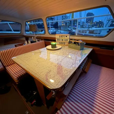 Suesses Motorboot - Ueberseestadt