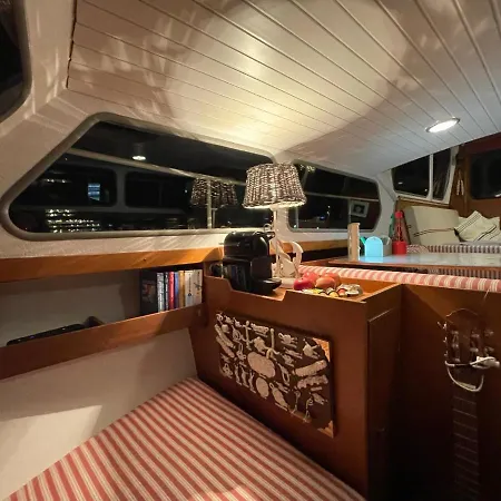 Botel Suesses Motorboot - Ueberseestadt Brémy