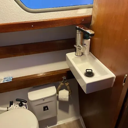 Suesses Motorboot - Ueberseestadt Botel