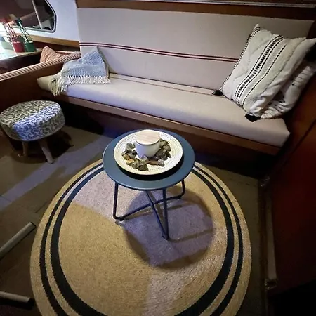 Suesses Motorboot - Ueberseestadt Úszó hotel *