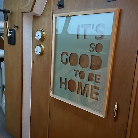 Suesses Motorboot - Ueberseestadt