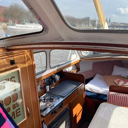 Suesses Motorboot - Ueberseestadt Úszó hotel *