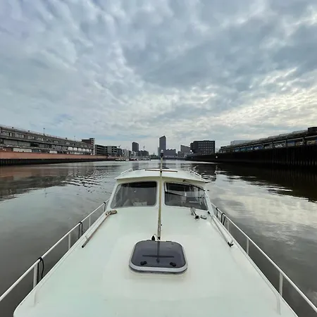 Botel Suesses Motorboot - Ueberseestadt Brémy