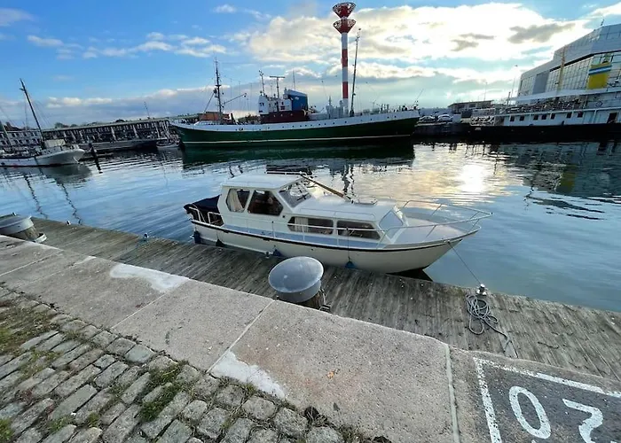 Süsses Motorboot - überseestadt Hotel en barco Brema