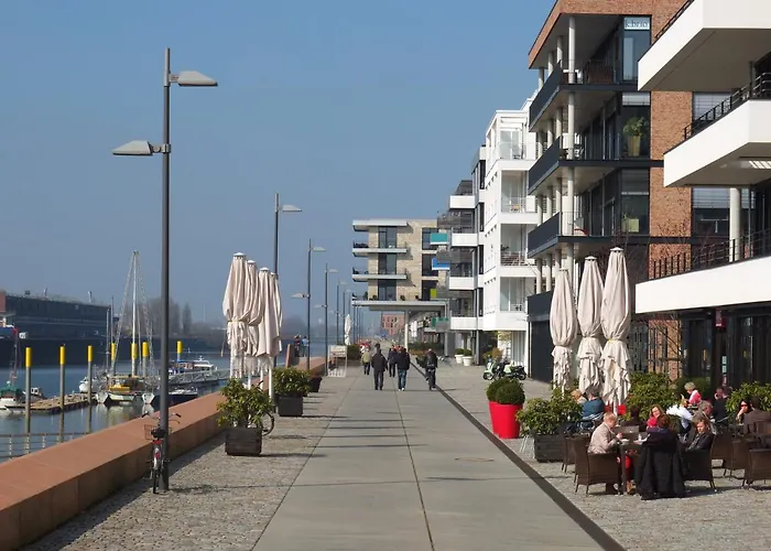 Suesses Motorboot - Ueberseestadt 船屋